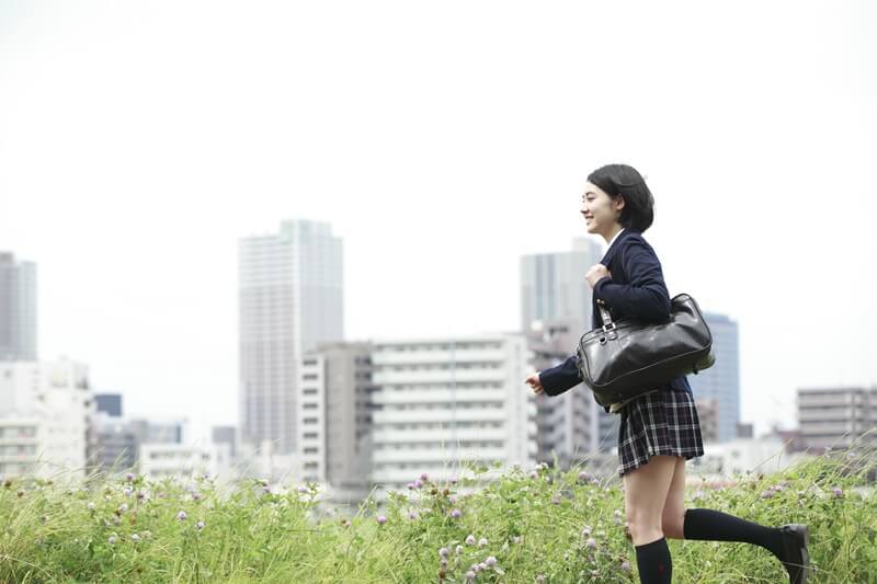 駆ける女子学生