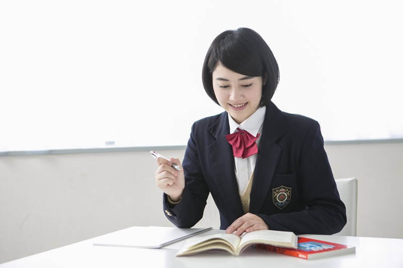 勉強する女子学生